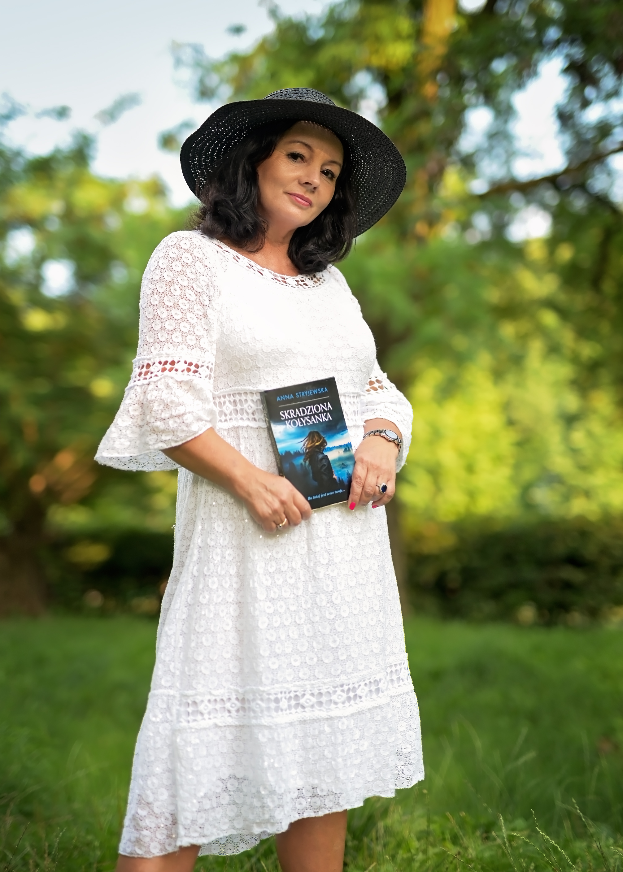 "Nigdy nie rozpisuję książek, pozwalam żyć powieści swoim życiem" - rozmowa z Anną Stryjewską, autorką Skradzionej kołysanki 